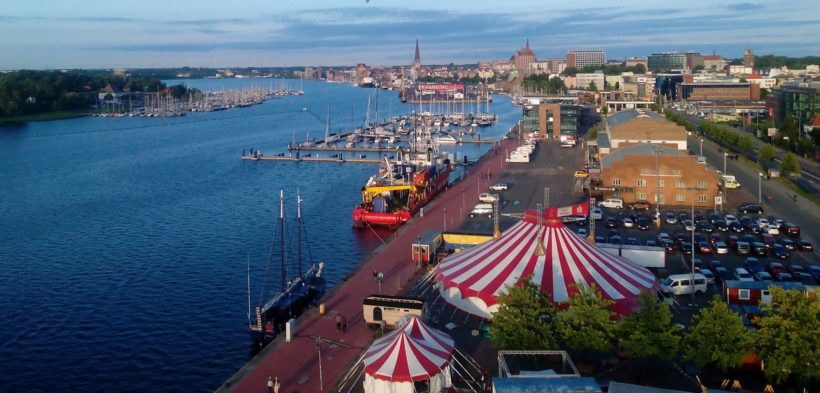 Der Circusplatz von oben fotografiert am Rostocker Stadthafen.