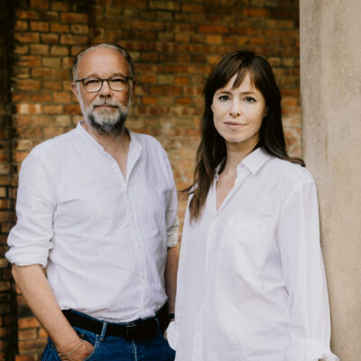 Ein Foto von Bernd Ulrich und Hewdwig Richter, die beide weiße Hemden tragen