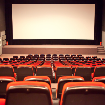 Ein Kinosaal mit Blick auf eine Leinwand