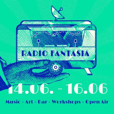 Eine blaue Illustration eines Wohnwagen auf dem "Radio Fantasia" steht mit grünem Hintergrund, der Wohnwagen wir durch von einer Hand gehalten, darunter steht der Schriftzug "14.06. - 16.06., Music + Art + Bar + Workshops + Open Air"