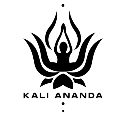 Ein schwarz-weiß Logo von einer Lotusblüte auf der eine Person im Schneidersitz sitzt und die Arme nach oben hält, darunter der Schriftzug: "Kali Ananda"