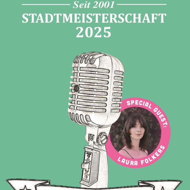 Eine Illustration eines Mikrofons auf grünem Hintergrund mit dem Schriftzug "Poetry Slam seit 2001, Stadtmeisterschaft 2025" und einem Foto von Laura Folkers