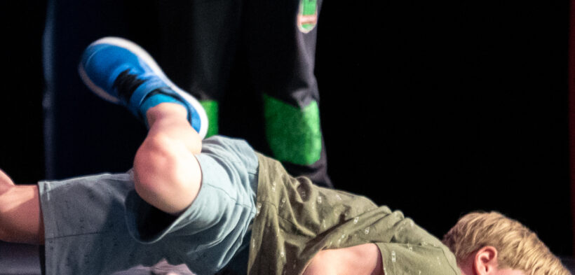 Ein Junge zeigt einen Breakdancemove am Boden