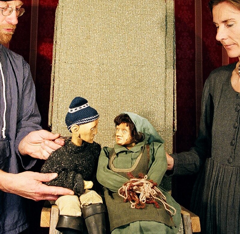 Der Fischer und seine Frau als Handpuppen, gespielt von einem Mann und einer Frau