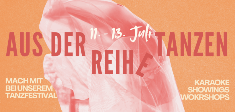 Der Schriftzug "Aus der Reihe Tanzen" mit Datumsangabe "11. - 13. Juli" auf orangenem Hintegrund, sowie eine rot-weiße Fotografie von einem Stoff der über sich zwei umarmenden Menschen hängt
