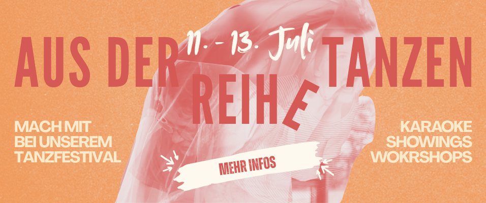 Der Schriftzug "Aus der Reihe Tanzen" mit Datumsangabe "11. - 13. Juli" auf orangenem Hintegrund, sowie eine rot-weiße Fotografie von einem Stoff der über sich zwei umarmenden Menschen hängt