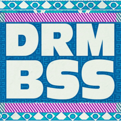 "DRM BSS" Schriftzug auf blau gemusterten Hintergrund