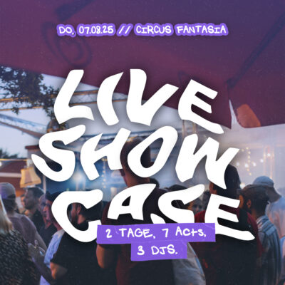 Eine Fotografie des Zeltplatzes inklusive Partyfloor, darüber der Schriftzug "Live Show Case, 2 Tage, 7 Acts, 3 DJs"