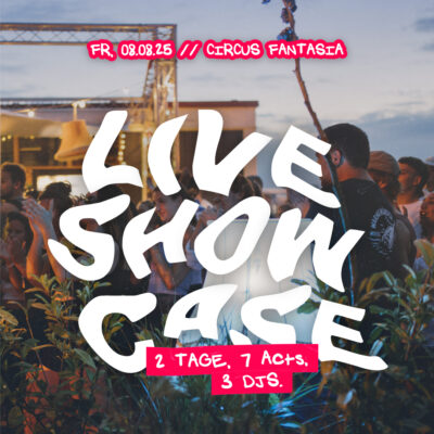 Eine Fotografie des Zeltplatzes inklusive Partyfloor, darüber der Schriftzug "Live Show Case, 2 Tage, 7 Acts, 3 DJs"