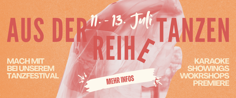 Der Schriftzug "Aus der Reihe Tanzen" mit Datumsangabe "11. - 13. Juli" auf orangenem Hintegrund, sowie eine rot-weiße Fotografie von einem Stoff der über sich zwei umarmenden Menschen hängt