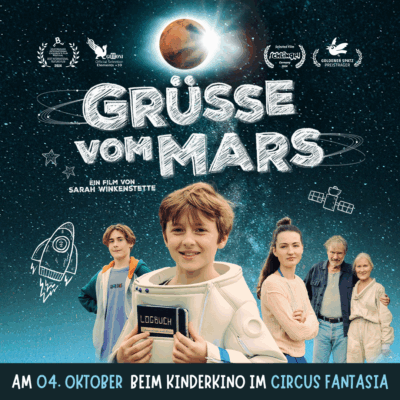 Ein junge im Astronautenanzug, dahinter seine Familie und das Weltraum, dazu kommen die Schriftzüge "Grüsse vom Mars, ein Film von Sarah Winkenstette, am 04. Oktober beim Kinderkino im Circus Fantasia"