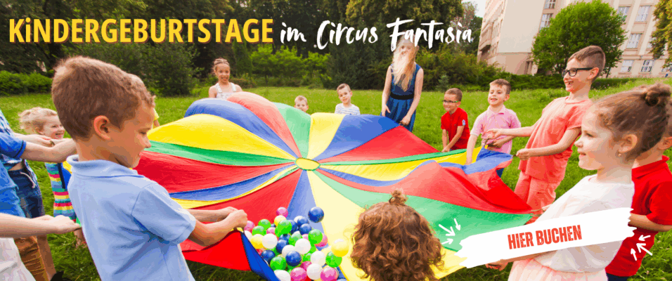 Ein Bild von einer Gruppe Kindern, die mit einem Schwungtuch und Bällen draußen spielen, darüber der Schriftzug "Kindergeburtstage im Circus Fantasia" - "Hier buchen"