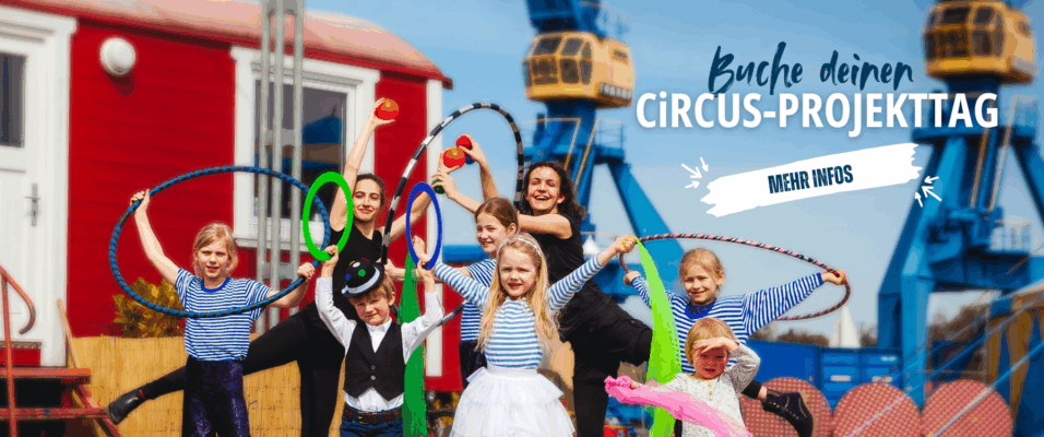 Eine Gruppe von Kindern & Erwachsenen mit Hula Hoops, Diabolo und weiteren Circus-Requsiten reißt jubelnd die Hände in die Luft - im Hintergrund ist der Circusplatz zu sehen, dazu der Text "Buche deinen Circus-Tag - Hier klicken"