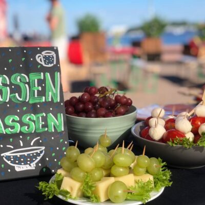 Fotografie eines Buffets mit verschiedenen Snacks wie Weintrauben, Käse und Tomaten