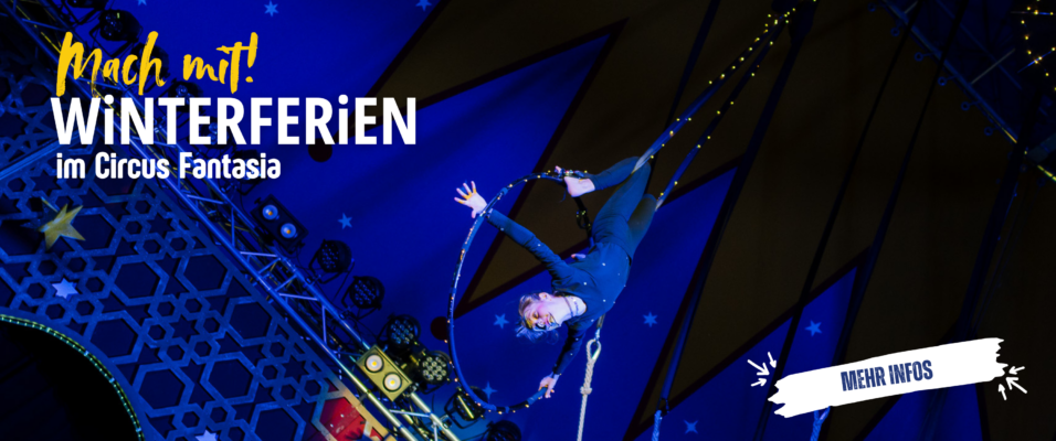 Ein Mädchen hängt in einem Zirkuszelt von der Decke und turnt dabei kopfüber in einem Reifen darüber der Schriftzug "Macht mit! Winterferien im Circus Fantasia" und ein Symbol, dass zum Draufklicken für "mehr Infos" hinweist