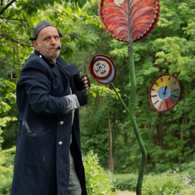 Titelbild "UND WAS NUN – DIE METAMORPHOSEN EINES WIESENKNOPFAMEISENBLÄULING"