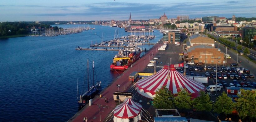 Zu sehen ist der Platz des Circus Fantasia von oben fotografiert am Rostocker Stadthafen.